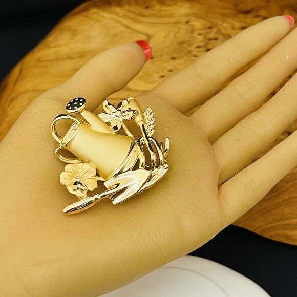 Vintage AJC Satine Gold Tone Gardening Tools Flowers Watering Can Brooch 4080 - Picture 3 of 10